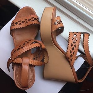 Chloe lazer cut tan leather wedges